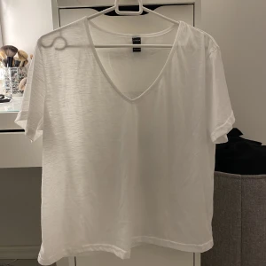Vit t-shirt  - En vit/genomskinlig t-shirt som passar till sommaren ifrån shein. Pösig och skön. Strl M men overzise. Oanvänd. 15kr+frakt