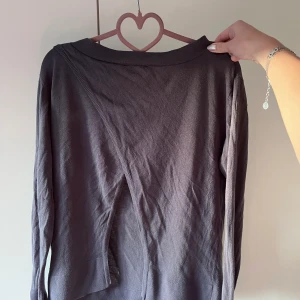 Hunkydory tröja med öppen rygg - Söt hunkydory tröja med öppen rygg. Står ej vilken storlek men skulle säga att den passar S-L beroende på hur man vill att den ska sitta🫶🏼