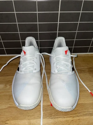 Adidas idrotts skor  - Säljer mina adidas idrott/padel skor. Använt bara ett fåtal gånger. Bra skick 10/10 ny pris 950kr 
