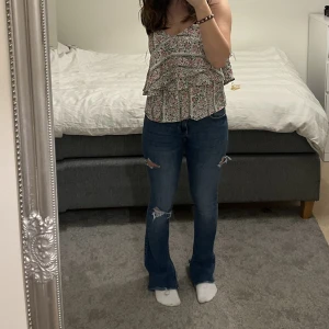 Lågmidjade jeans  - Super coola Lågmidjade jeans med slit. Super snyggga och passar perfekt inför våren. Inga defekter eller liknande. Nypris 600kr säljer för 300kr + frakt ( pris kan diskuteras)