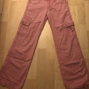 Lågmidjade cargo byxor storlek 140 - De är i bra skick de har varit använda en gång storlek 140
