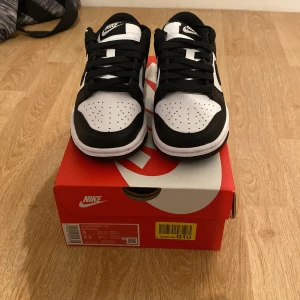 Nike dunk panda - Helt nya nike dunk low panda Storlek: 35,5 Pris: 1400kr