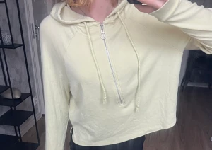 Tröja - Fin gul tröja  Väldigt skön å ha på sig, tum men ändå helt okej varm på vinter såsom den är lite kallare på sommaren.  Frakten kostar 60kr Storlek Xs/ M då den är väääääldigt stretchig 😁