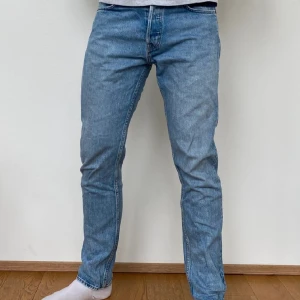 Weekday Jeans - Weekday jeans i modell Pine, säljer pga för stora