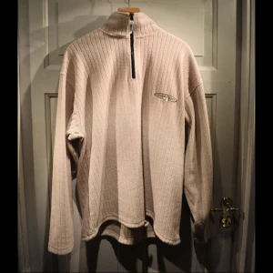 Tjock tröja  - En tjocktröja i en beige färg den är i bra skick har ingea stor täken på användning 