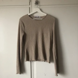 Långärmad tröja  - Såå fin lager 157 tröja som jag aldrig använt. Säljer just därför. Haft den sen i höstas men den bara hänger i garderoben. Färgen är nån blanding mellan beige och grå. Ärmarna är lite utsvängda 😍