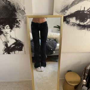 Lågmidjade vintage jeans - Super trendiga och snygga vintage jeans.💙💙 Mörkblåa/svarta. Säljer dom för att dom är för små för mig i midjan.  Innerlårslängd: 84 cm längden på jeansen: 107 Midja: 38 Skriv om du är intresserad 💙 Köparen betalar frakten💙💙💙