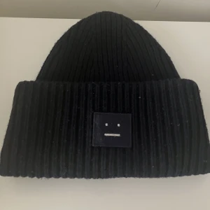 Acne mössa - Snygg mössa från Acne köpt på Nk, bra skick❤️💙💙