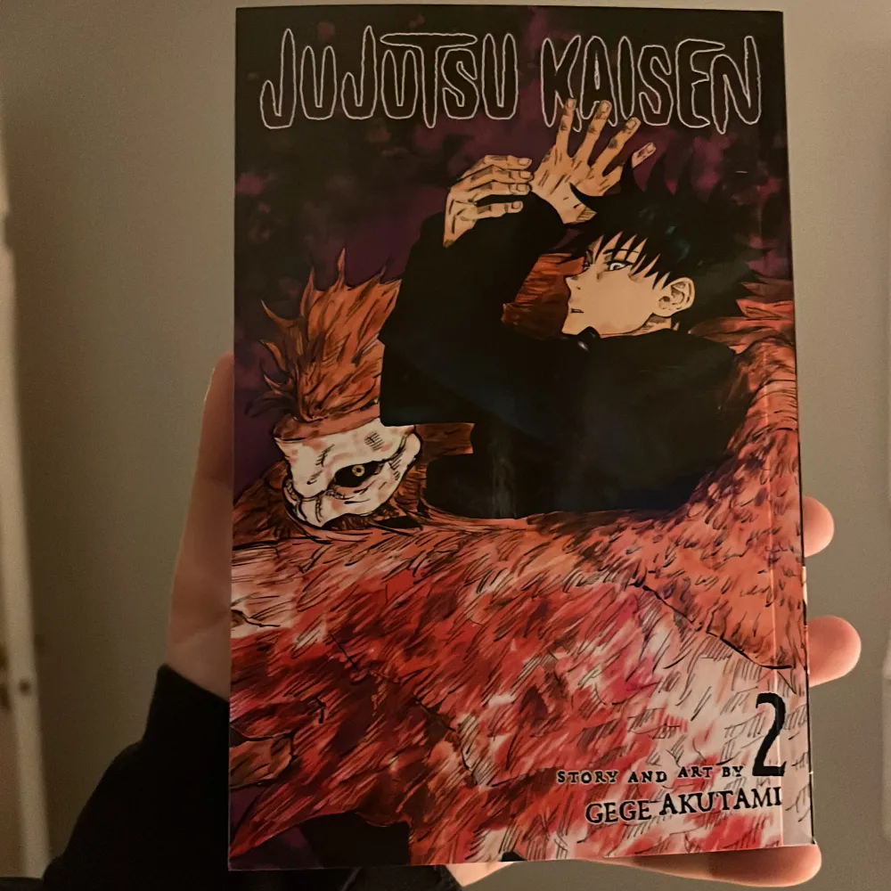 Jujutsu kaisen manga vol2 engelskt språk, helt ny och inte sliten alls. Frakt betalas av köpare. . Övrigt.