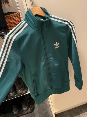 Adidas original grön jumper - En unik grön färg på adidas original street jumper. Knappt använd.  Funkar bra till allt. Original pris 500kr