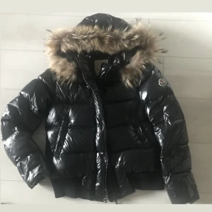 Moncler jacka  - Moncler jacka. Storlek S, passar även M. Möts i Stockholm eller fraktar 🖤köpte secondhand