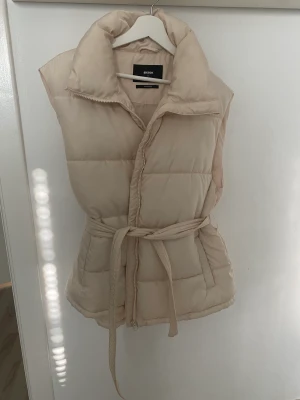 Väst  - Säljer en jätte fin väst i storlek S. Västen är använd men i gott skick. 