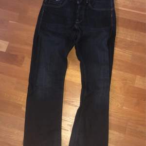 Ett par riktigt snygga g-star raw vintage jeans i Stl 33 Mörkblåa  Skulle säga att de sitter ganska straight