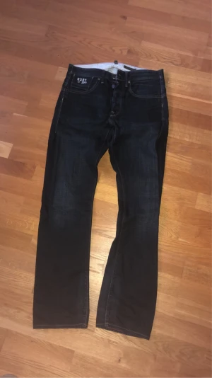 G-star raw jeans  - Ett par riktigt snygga g-star raw vintage jeans i Stl 33 Mörkblåa  Skulle säga att de sitter ganska straight