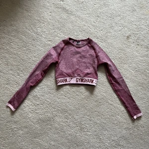 Träningstopp Gymshark - Croptop för träning från GymShark i strlk XS. Superskön och kan användas utan sport-bh då den sitter åt bra.