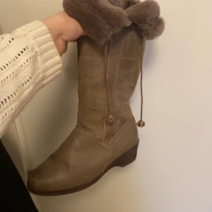 skor - Så så fina varma skor med päls fodring som tyvärr är lite för små för mig. möts helst upp i stockholm men kan också frakta