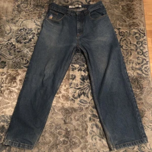 Polar 93 Denim - Säljer mina skitsnygga Polar 93or. Mörkblå färg och Minimalt slitna längst nere på byxorna. Storlek 30/30. Skriv vid intresse!