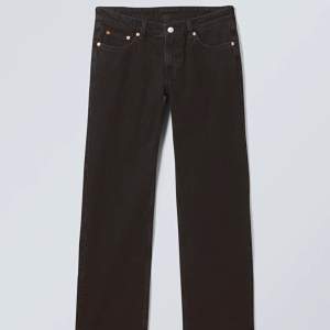 Säljer ett par svarta weekday jeans i storlek 24/32! ❤️ skriv för egna bilder! 