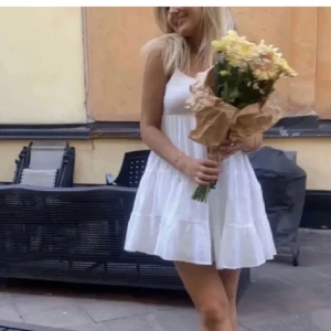Klänning - Säljer denna fina klänning från zara! Använd 1 gång