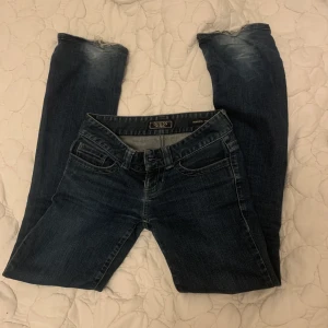 guess jeans - guess jeans så fina men kommer tyvärr inte till användning så säljer dom 💖💖 midjemått runt: 80cm midjemått rakt över: 36cm innerbenslängd: 82cm 🤩lågmidjade och bootcut