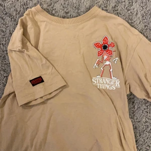 Strangerthings t-shirt - Jag säljer en strangerthings t-shirt!💗 på grund av att den aldrig används!💗 har används typ 1-2 gånger!💗skriv gärna om ni blir intresserade!!💗
