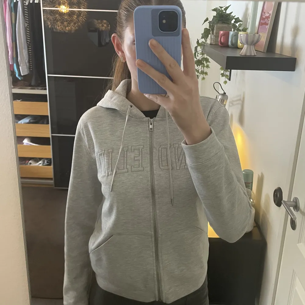 En grå zip-hoodie från Bondelid. Den är endast använd några få gånger🥰 Storlek S!  . Tröjor & Koftor.