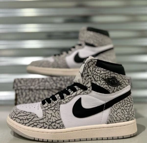 Jordan 1 retro high OG white cement - Jag säljer ett nytt par Jordan 1 kontakta mig om du är intresserad
