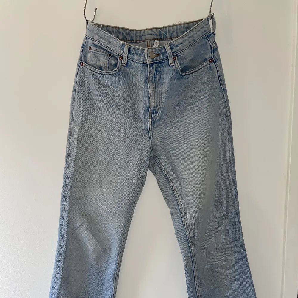 Weekday jeans i modellen Voyage i storlek 27/30. Säljs på grund av för små för mig. Inköpspris: 500kr. Avända väl, därav lite slitningar i midjan. . Jeans & Byxor.