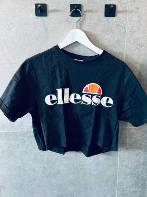 Klassiska och snyggaste T-shirten från Ellesse i strl 38/S. Inköpt förra sommaren. Snygg till allt!