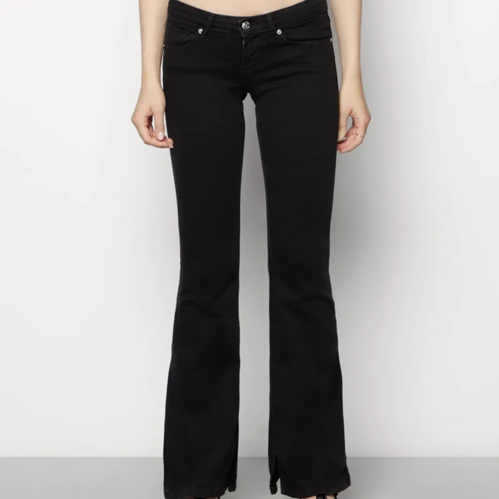 Säljer dessa trendiga, slutsålda jeansen!❤️De är nästan helt oanvända och i nyskick. Säljer då de är för korta för mig, nypris: 399kr  och de är slutsålda på Zalando❤️ först till kvarn! (Första bilden är lånad). Jeans & Byxor.