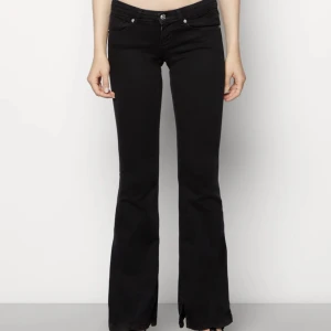 Lågmidjade jeans - Säljer dessa trendiga, slutsålda jeansen!❤️De är nästan helt oanvända och i nyskick. Säljer då de är för korta för mig, nypris: 399kr  och de är slutsålda på Zalando❤️ först till kvarn! (Första bilden är lånad)