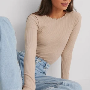 Ribbstickad långärmad tröja - Säljer denna fina tröja från NA-KD då den inte kommer till användning längre. Mycket fint skick. 