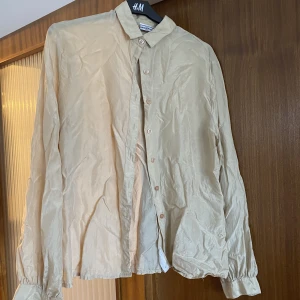 Skjorta - Beige skjorta i 100% silke