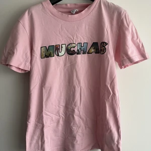 T-shirt från & Other Stories - En av mina gamla favoriter! I bra skick.