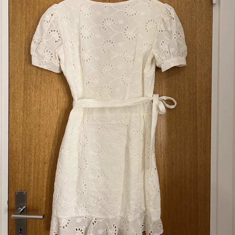 Säljer nu min fina studentklänning, broderat material, från nakd. . Mekot.