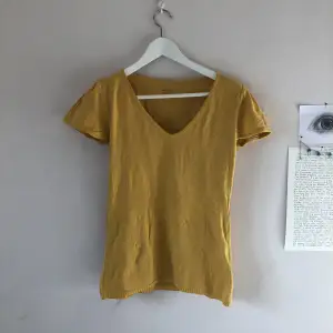 Köpte nyss den här gula t-shirten på second hand men den var lite stor och inte min färg. Skriv om du undrar något