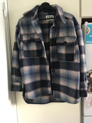 Jacka/skjorta - Overshirt/jacka i stel xs. Dock oversize. Knappt använd pga för stor. 