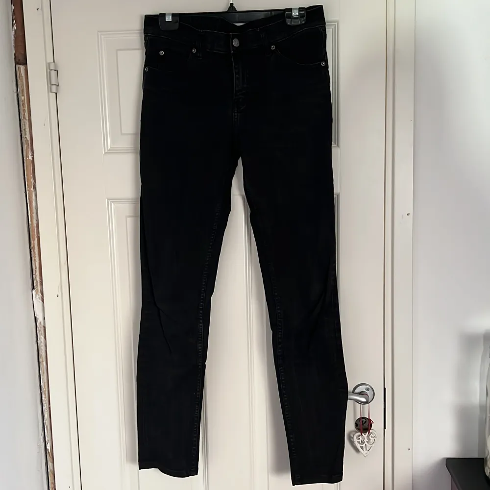 Svarta Cheap Monday jeans i skinnymodell. Knappt använda pga för små. Strl 30/32.. Jeans & Byxor.