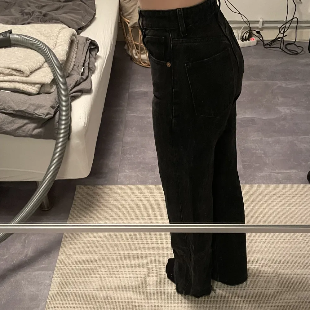 Säljer dessa fina jeans från zara som är i super bra skick då dom blivit lite små för min smak! Det är ett par svarta jeans i full length i storlek 34! 🥰 !Köparen står för frakten! . Jeans & Byxor.