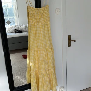 Hm maxiklänning  - Denna rutiga sommarklänning från Hm är i storlek 36, perfekt till sommaren☀️klänningen har reglerbara band baktill, därmed går det att få klänningens övre del hur man vill💛Aldrig använd och har prislapp kvar!!!!