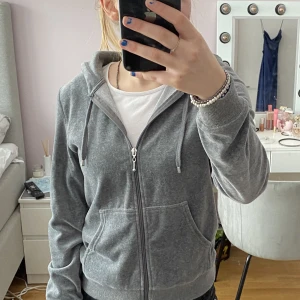 Dragkedjs tröja från Cubus - Jag säljer denna fina och sköna tröja ifrån Cubus då den aldrig kom till användning. Tröjan är i storlek Xs, jag säljer för 50 kronor❤️