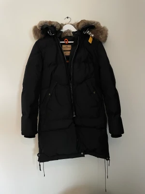 Parajumpers Long Bear Jacket  - Sparsamt använd under en säsong. Tajt passform, passar en S-M. Avtagbar päls till luvan. Inget att anmärka på.  Nypris: 8 400 kr 