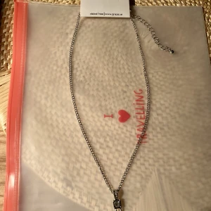 *NY*Nickelfritt halsband  - Ett Nickelfritt halvlångt halsband med bling (skiftar i diamant/svart)  Samfraktar, kolla in mina andra annonser! :)