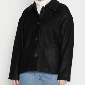 Säljer min älskade svarta kappa då den inte kommer till användning, är som ny ❤️😁💕