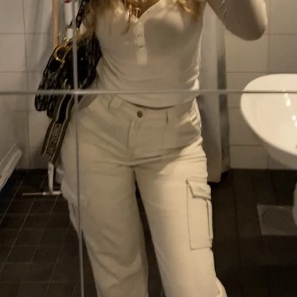 Beiga cargo pants från Shein i skit fin passform🤍 använt sparsamt. Highwaist och bra i längden för mig som är 168cm. Raka ben men tajt vid låren och rumpan. Har normalt S/M i byxor. Säljs då de börjar bli för små runt rumpan. . Jeans & Byxor.