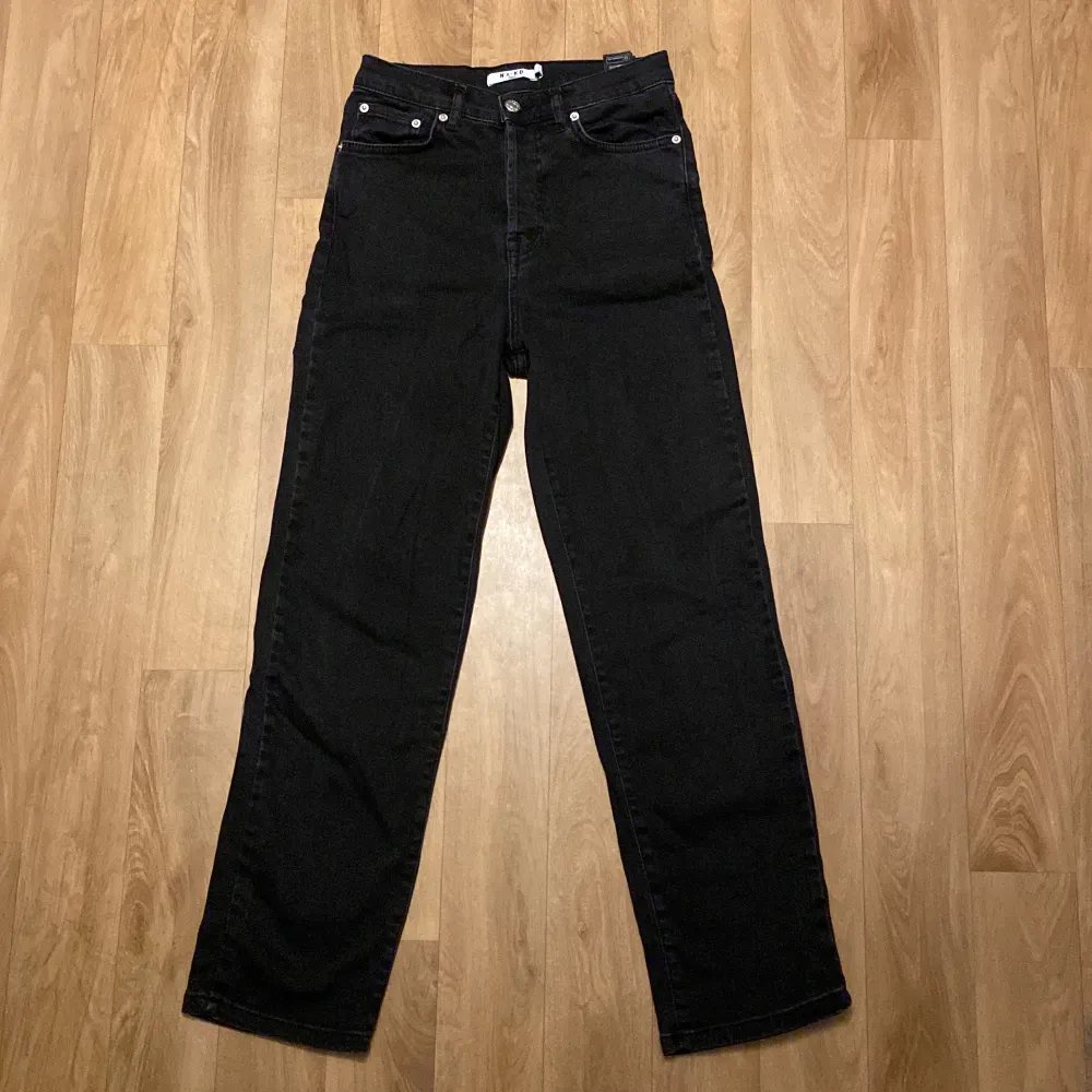 Svarta straight jeans från NA-KD. Det är knappar ist för en dragkedja vilket är en fin detalj. Lite urtvättade men har ändå hållt en fin färg trots flera tvättar. . Jeans & Byxor.
