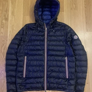 Moncler Athenes Giubbotto - Moncler Athenes Giubbotto - Size: 3 - Condition: 8/10 lite flaws - Pris: 2800kr 