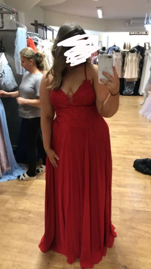 Balklänning - Jättefin balklänning som aldrig kom till användning pågrund av pandemin. Lappen finns kvar och nypris var 3400kr