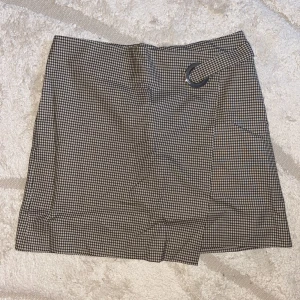 🤎rutig omlottkjol🤎 - omlottkjol från mango🤎knappt använd🤎storlek 42🤎midjemått 82🤎längd 85🤎