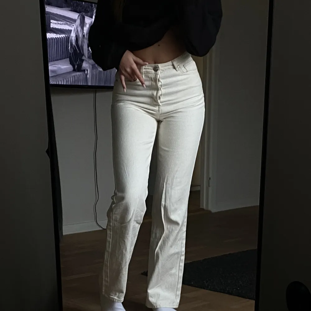 vita/offwhite jeans från bikbok, i storlek 27. i bra skick❤️. Jeans & Byxor.